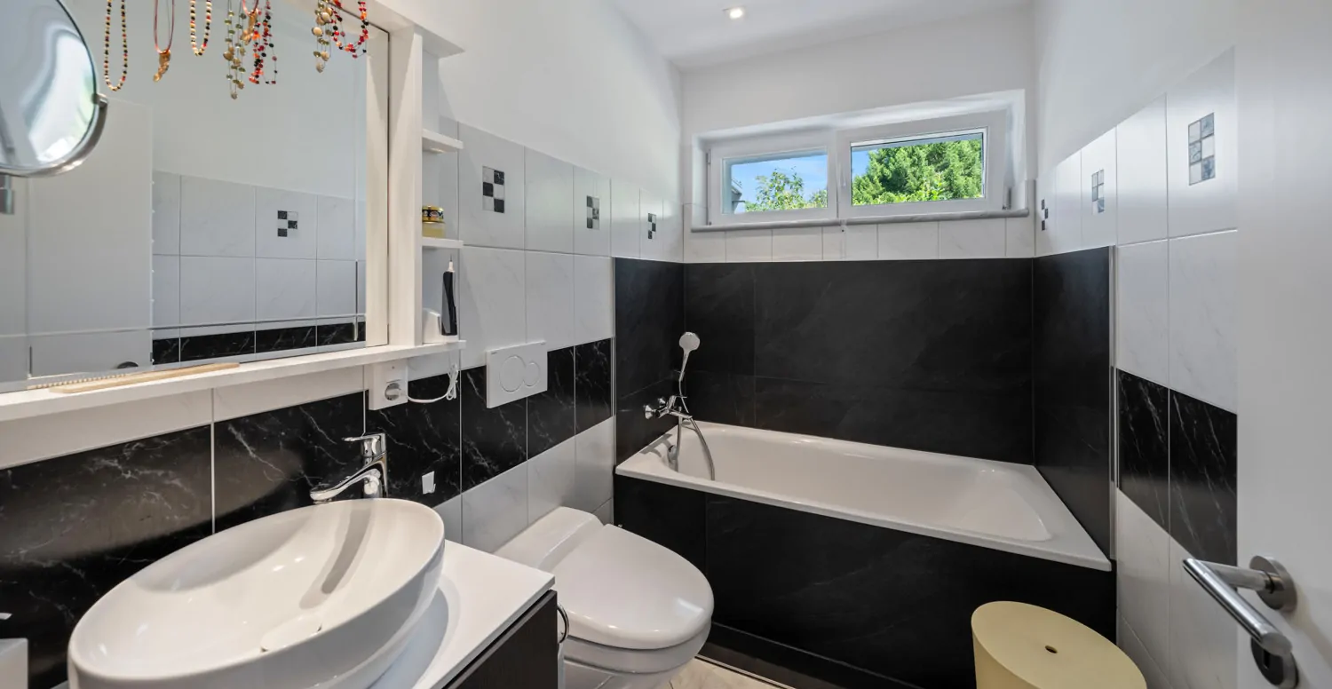 Tageslichtbad mit Badewanne