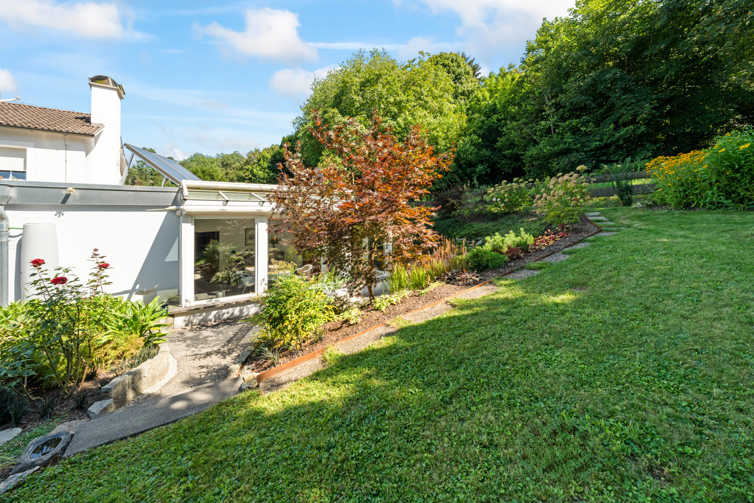 Bungalow in Hanglage mit wunderbarem Ausblick und Doppelgarage