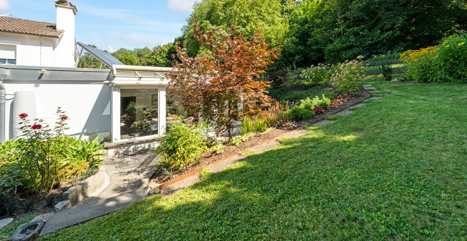 Bungalow in Hanglage mit wunderbarem Ausblick und Doppelgarage