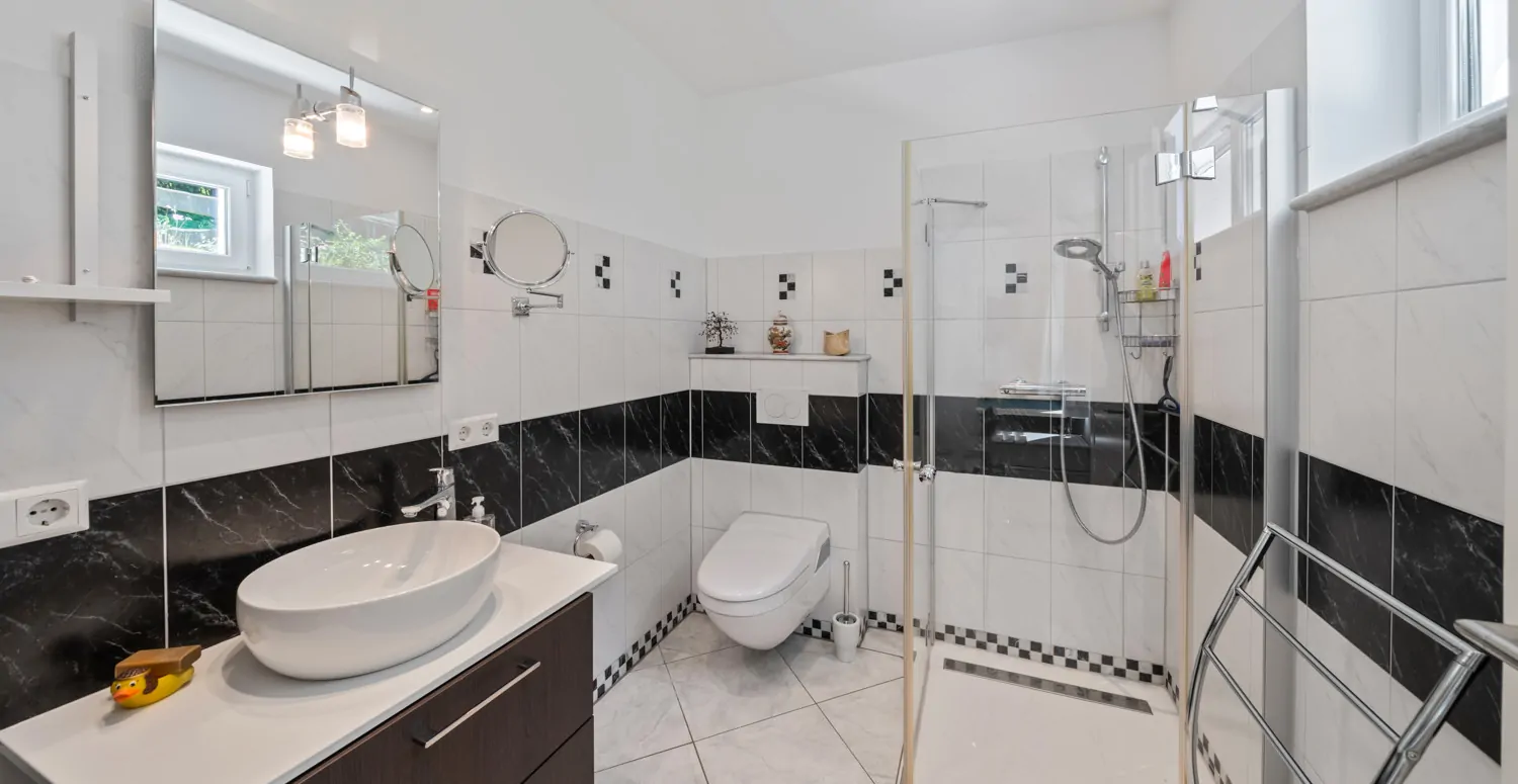 Weiteres Tageslichtbad im Erdgeschoß mit Dusche