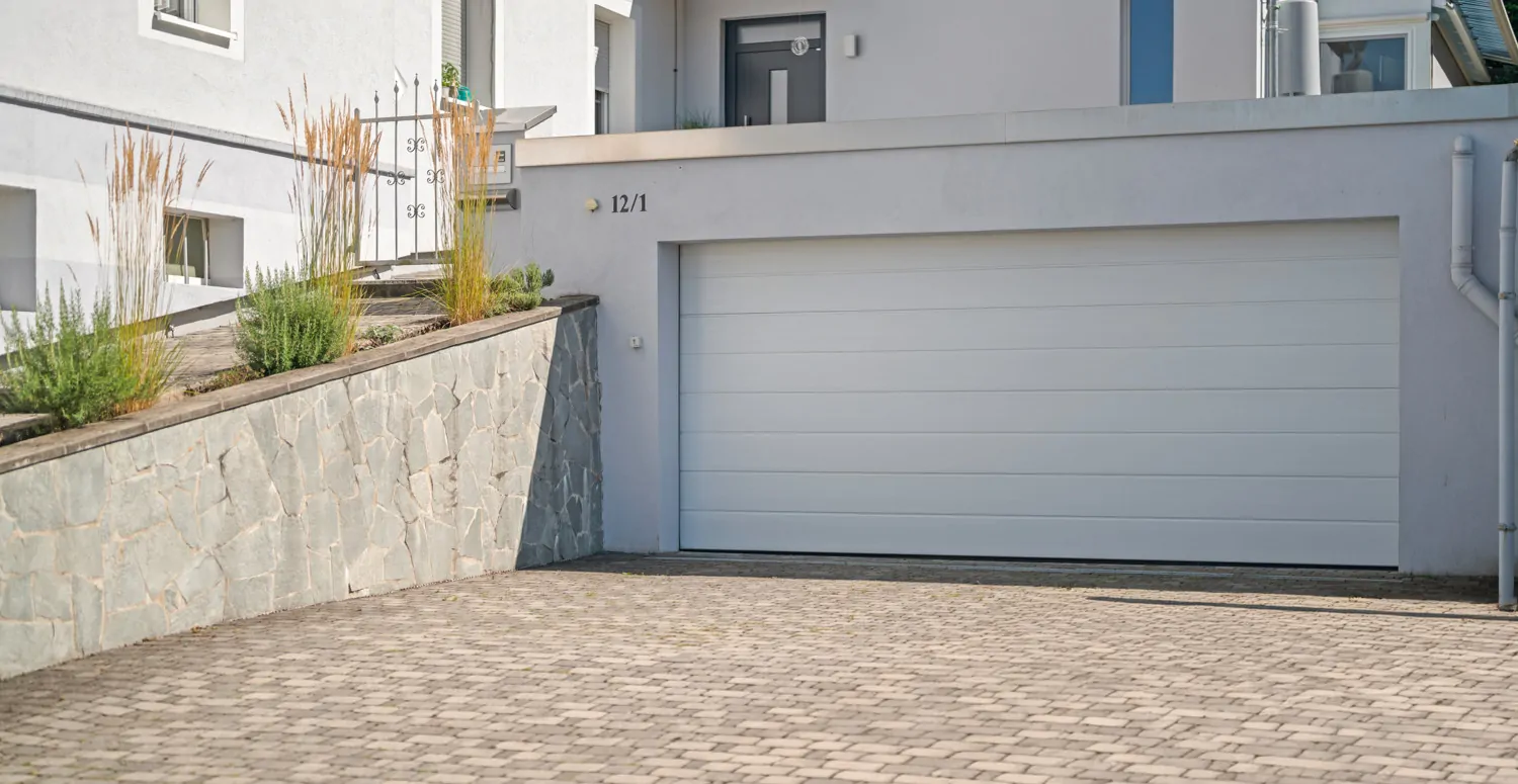 Doppelgarage mit gepflastertem Vorplatz