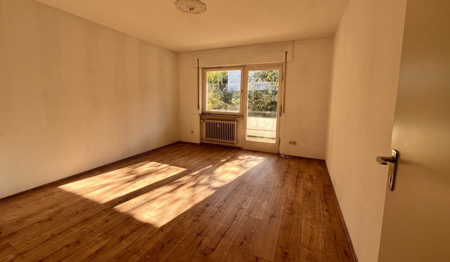 Wohnzimmer mit Zugang zum Balkon