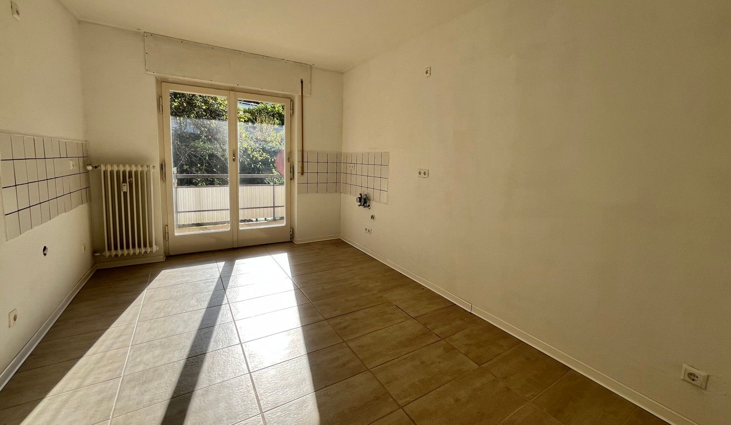 Küche mit Zugang zum Balkon