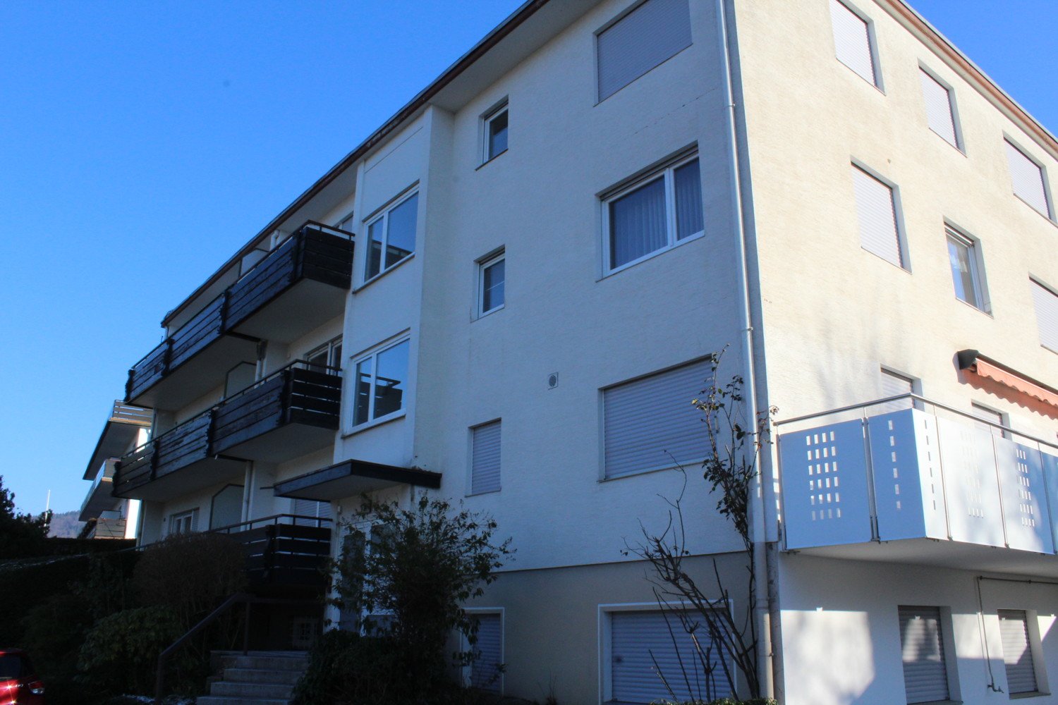 Das Mehrfamilienhaus vom Stellplatz aus