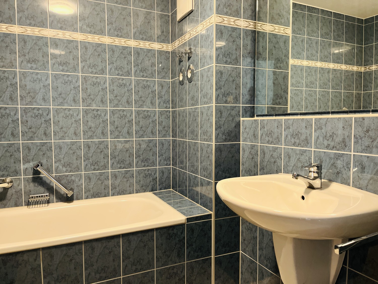 Bad zum Schlafzimmer mit Badewanne