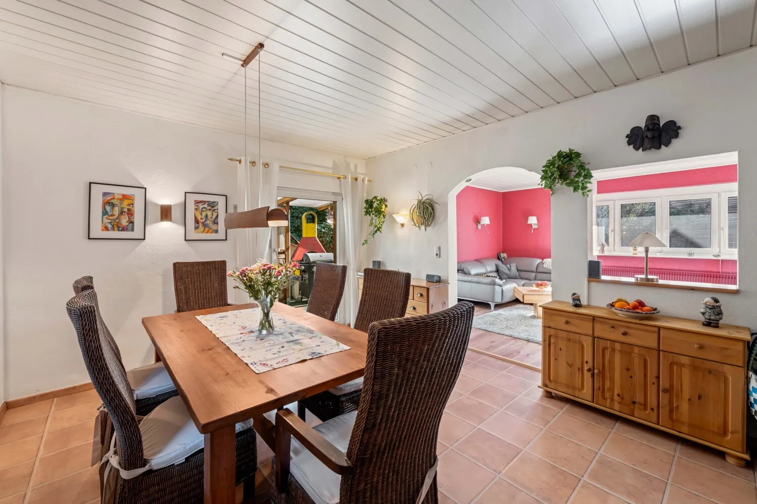 Esszimmer angrenzend zum Wohnzimmer und zur Terrasse