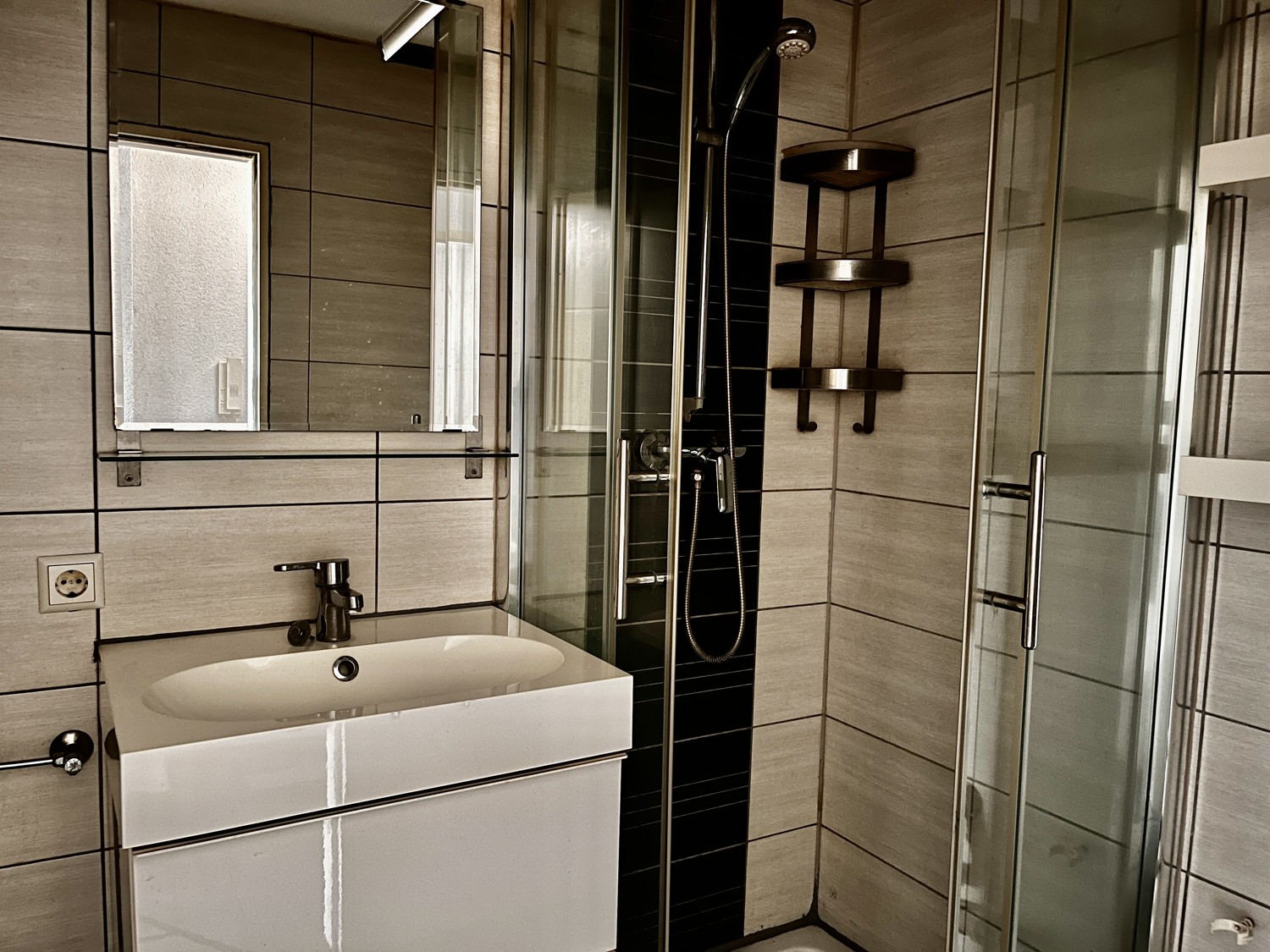 Badezimmer mit Dusche und Waschmaschinenanschluss