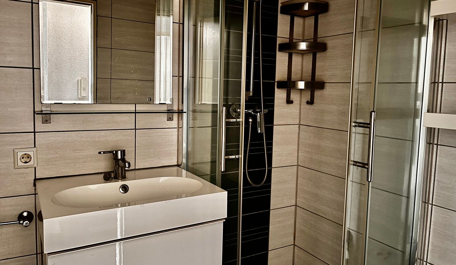 Badezimmer mit Dusche und Waschmaschinenanschluss