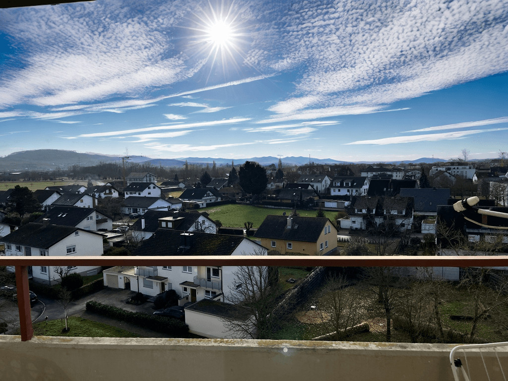 Geräumige 2-Zi. Etagenwohnung mit großem Balkon und herrlicher Aussicht
