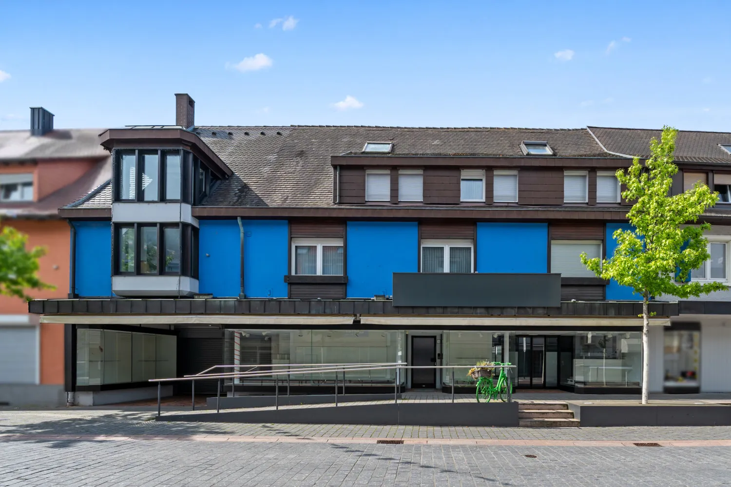 Die große Schaufensterfront von innen begehbar