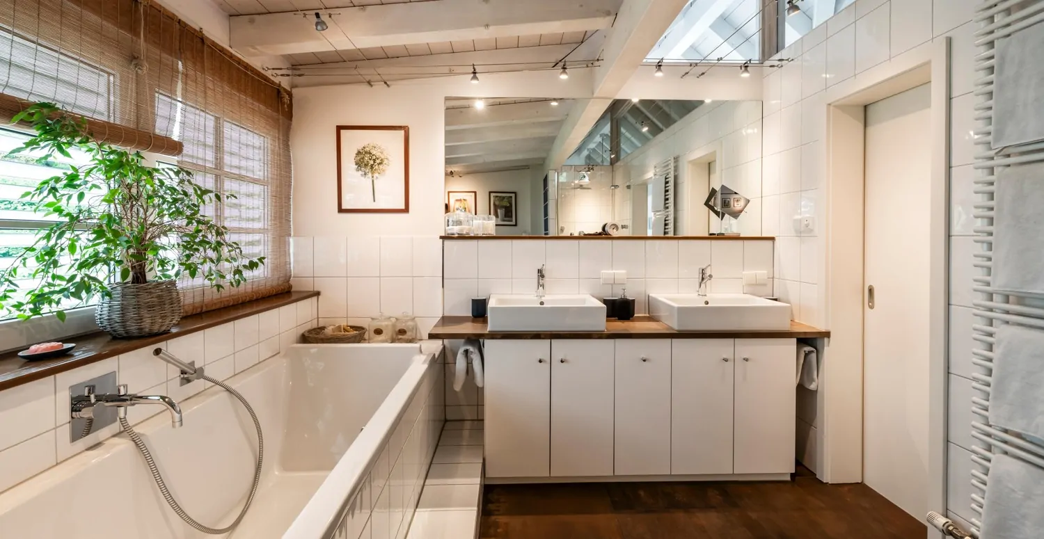 Großzügiges Bad im DG