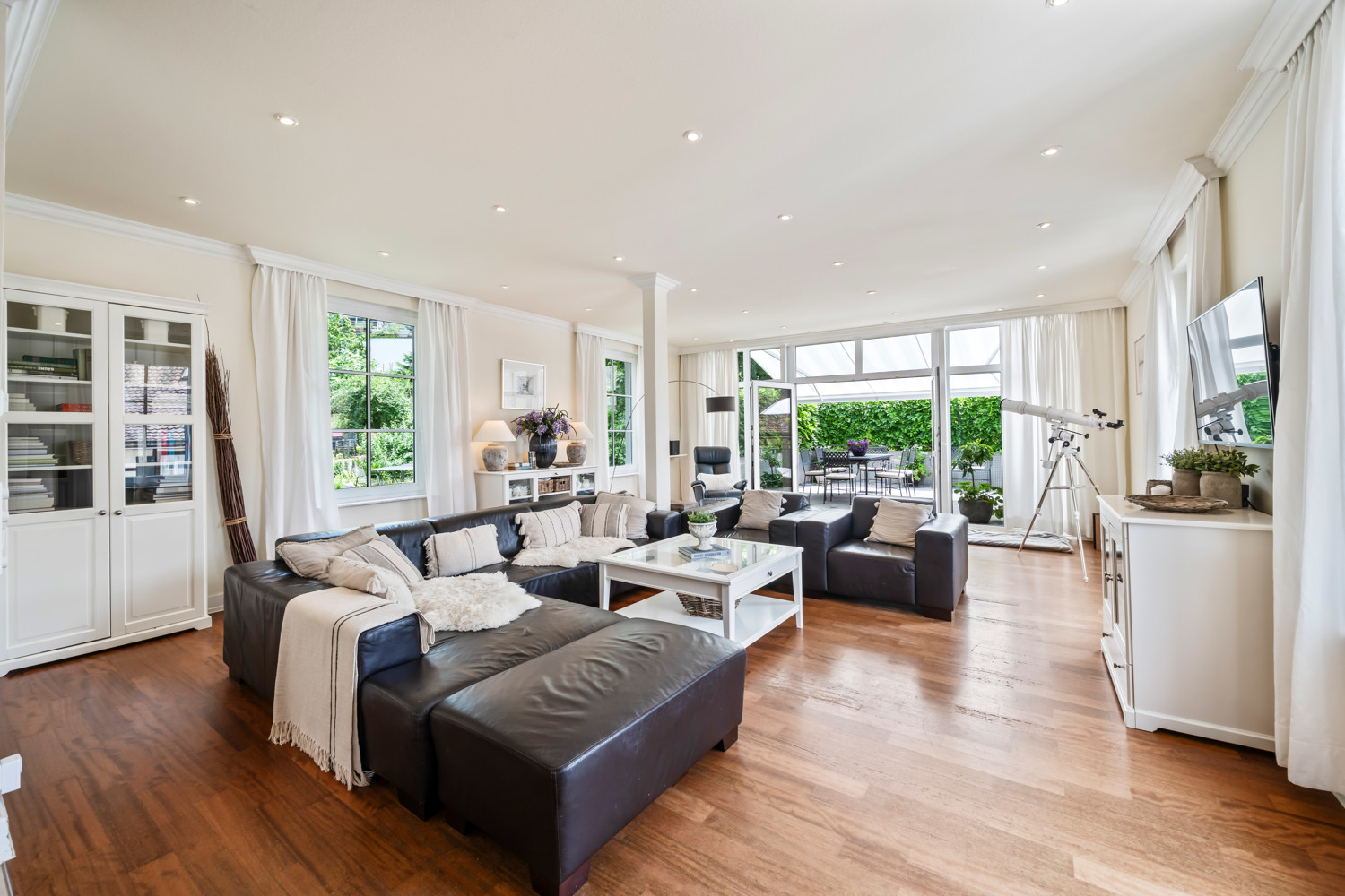 Das helle und großzügige Wohnzimmer