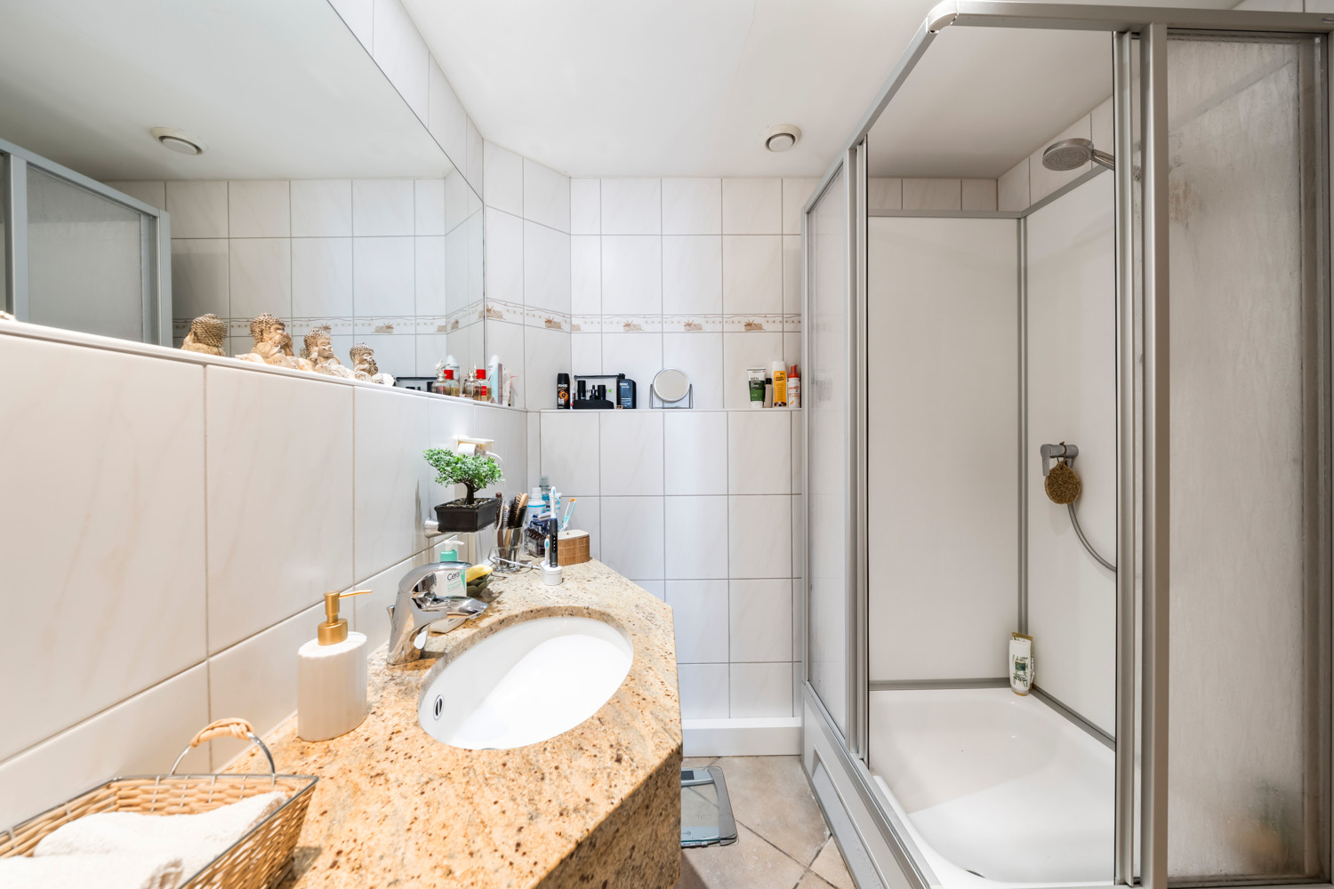 Badezimmer mit Dusche