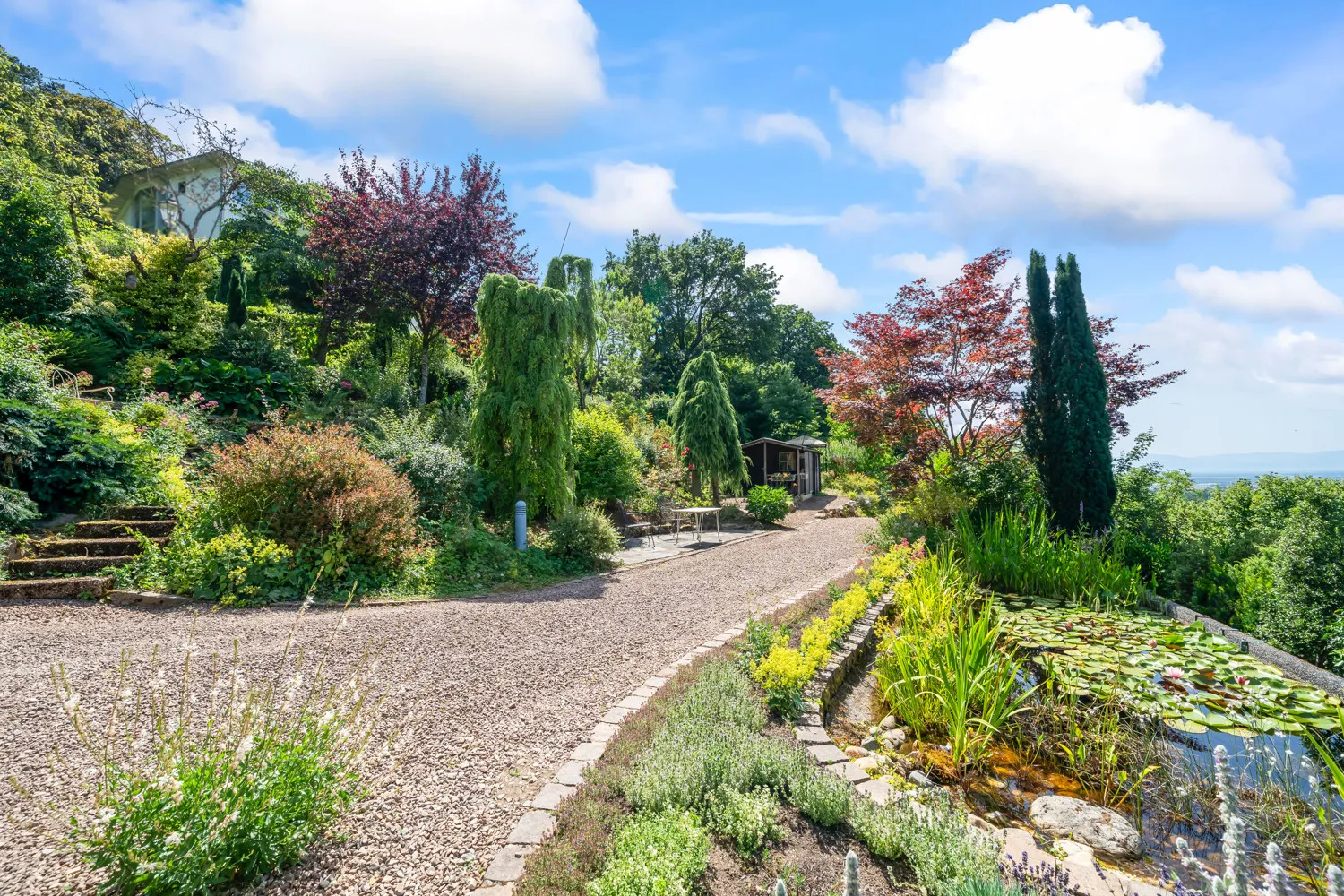 Lebevoll angelegter großer Garten