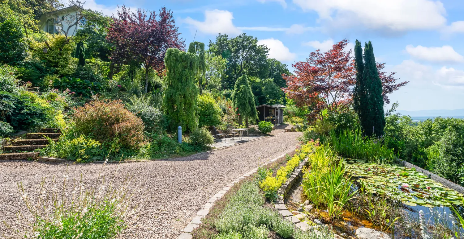 Lebevoll angelegter großer Garten