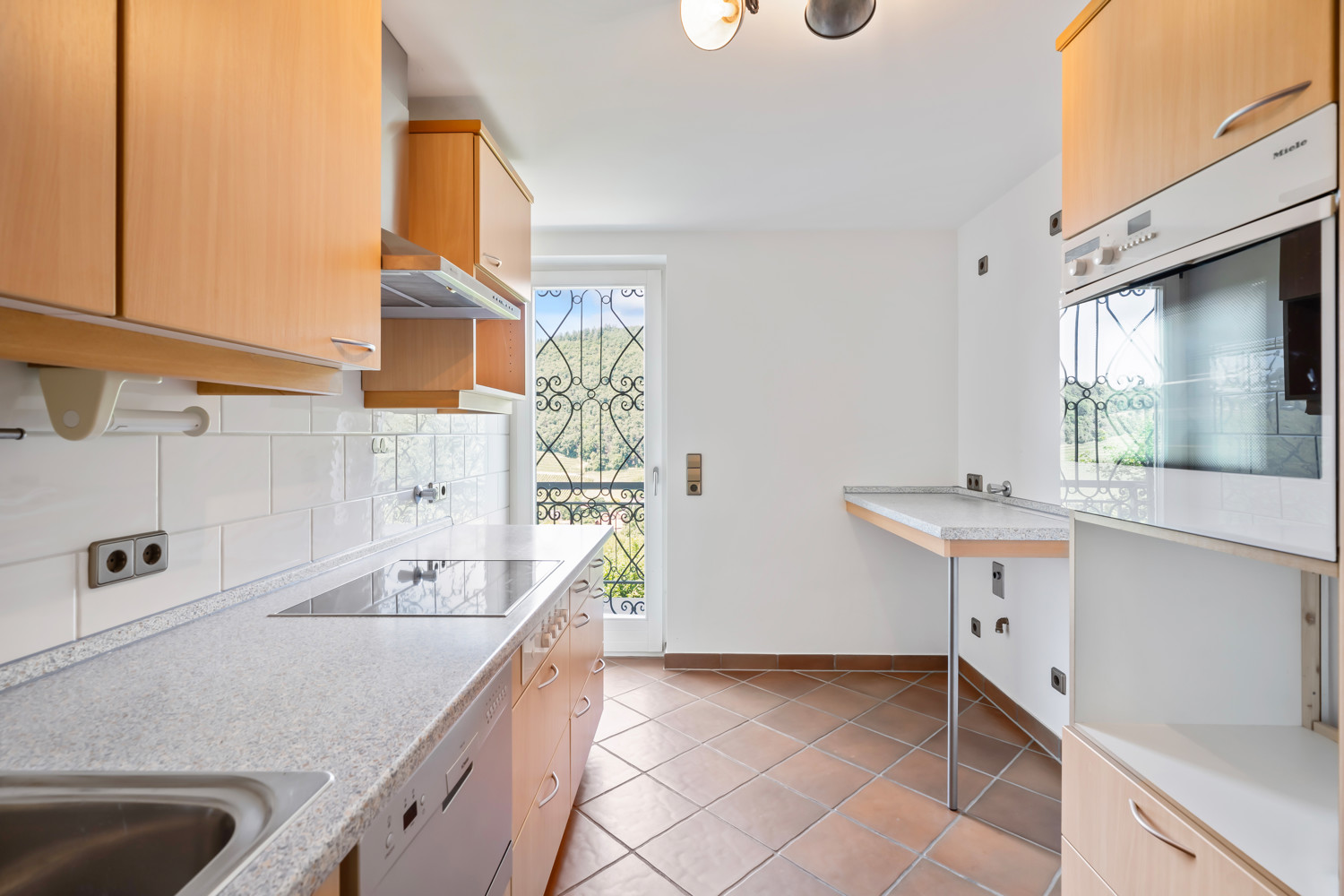 Einbauküche mit Zugang zum Balkon