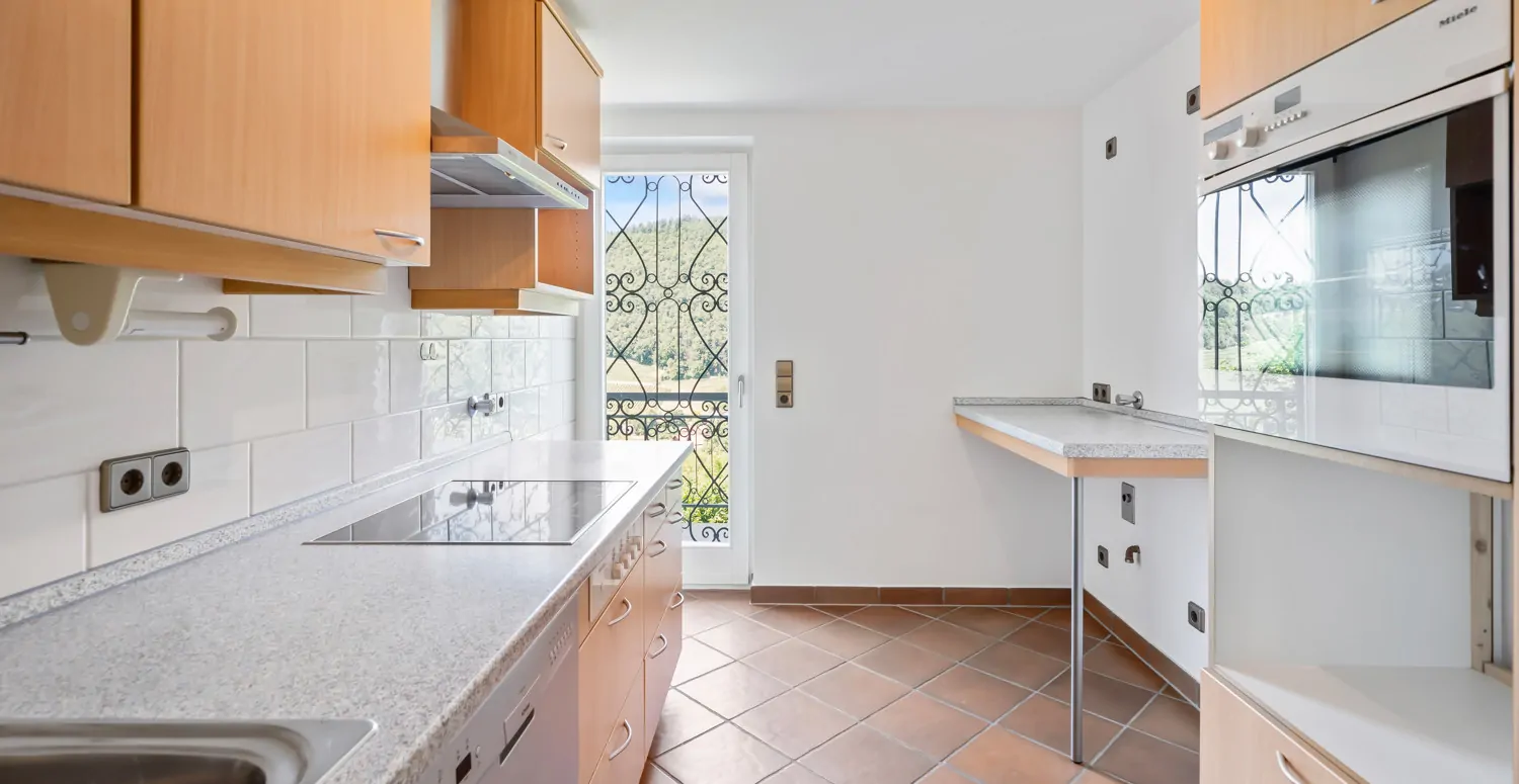 Einbauküche mit Zugang zum Balkon