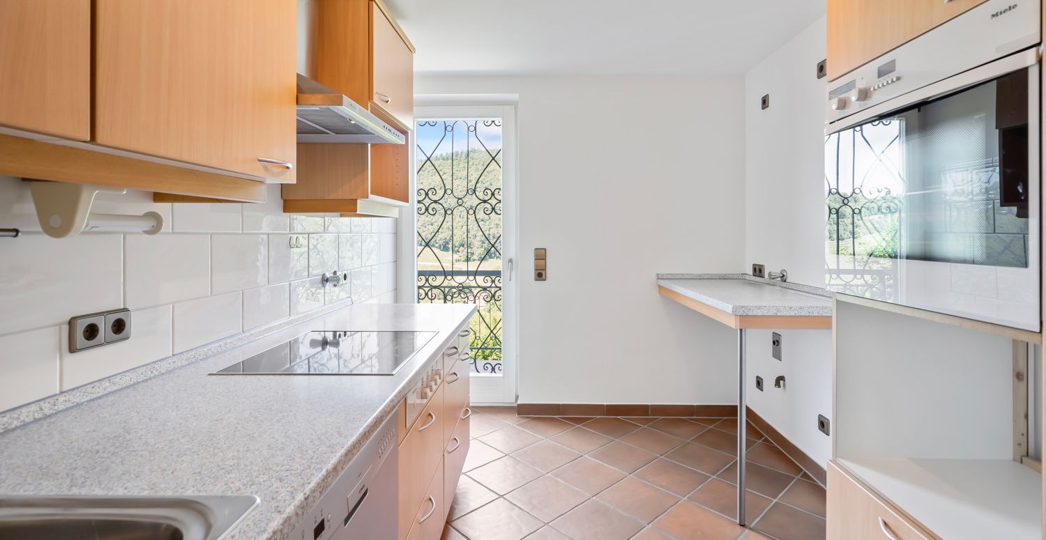 Einbauküche mit Zugang zum Balkon