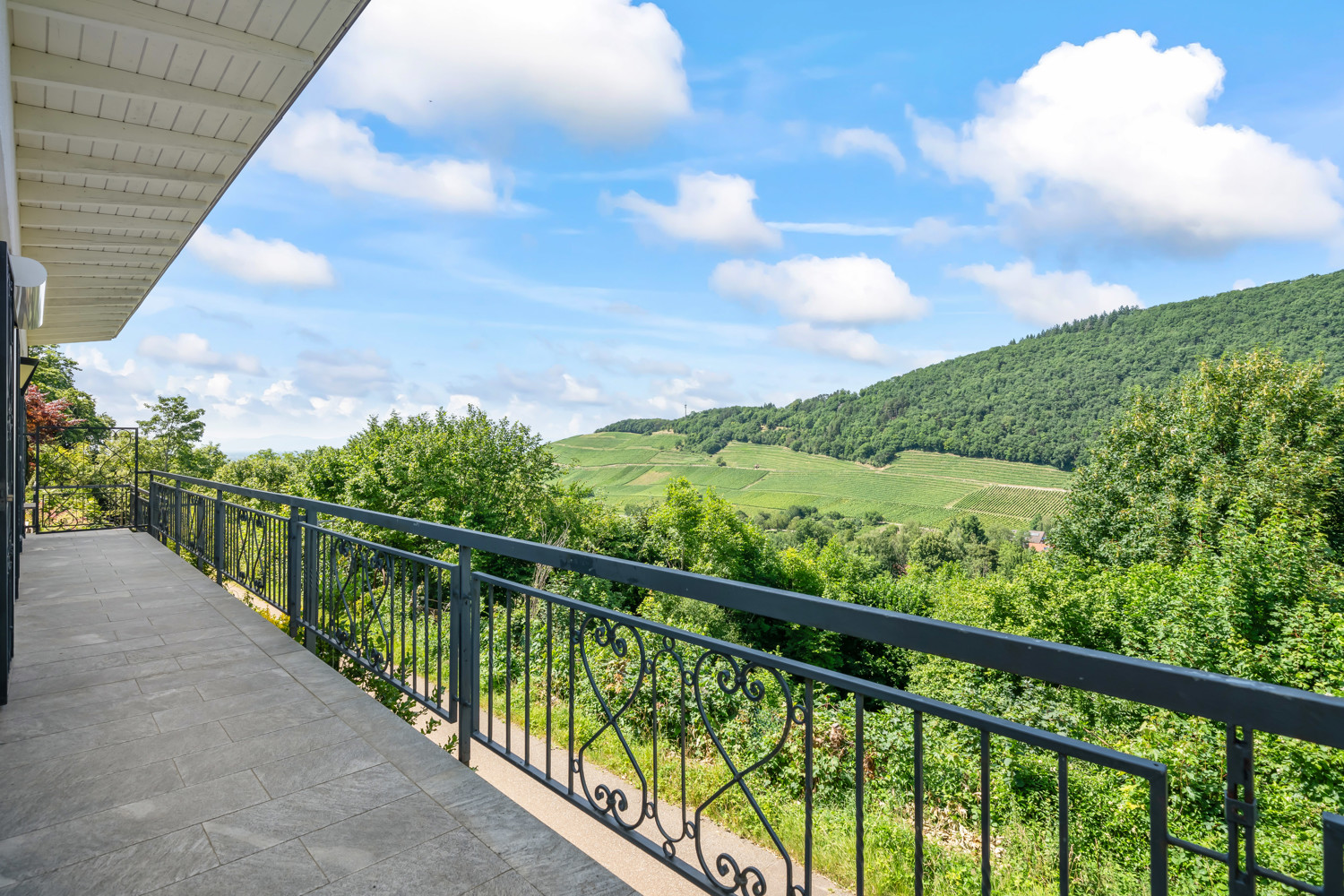 Überdachter Balkon