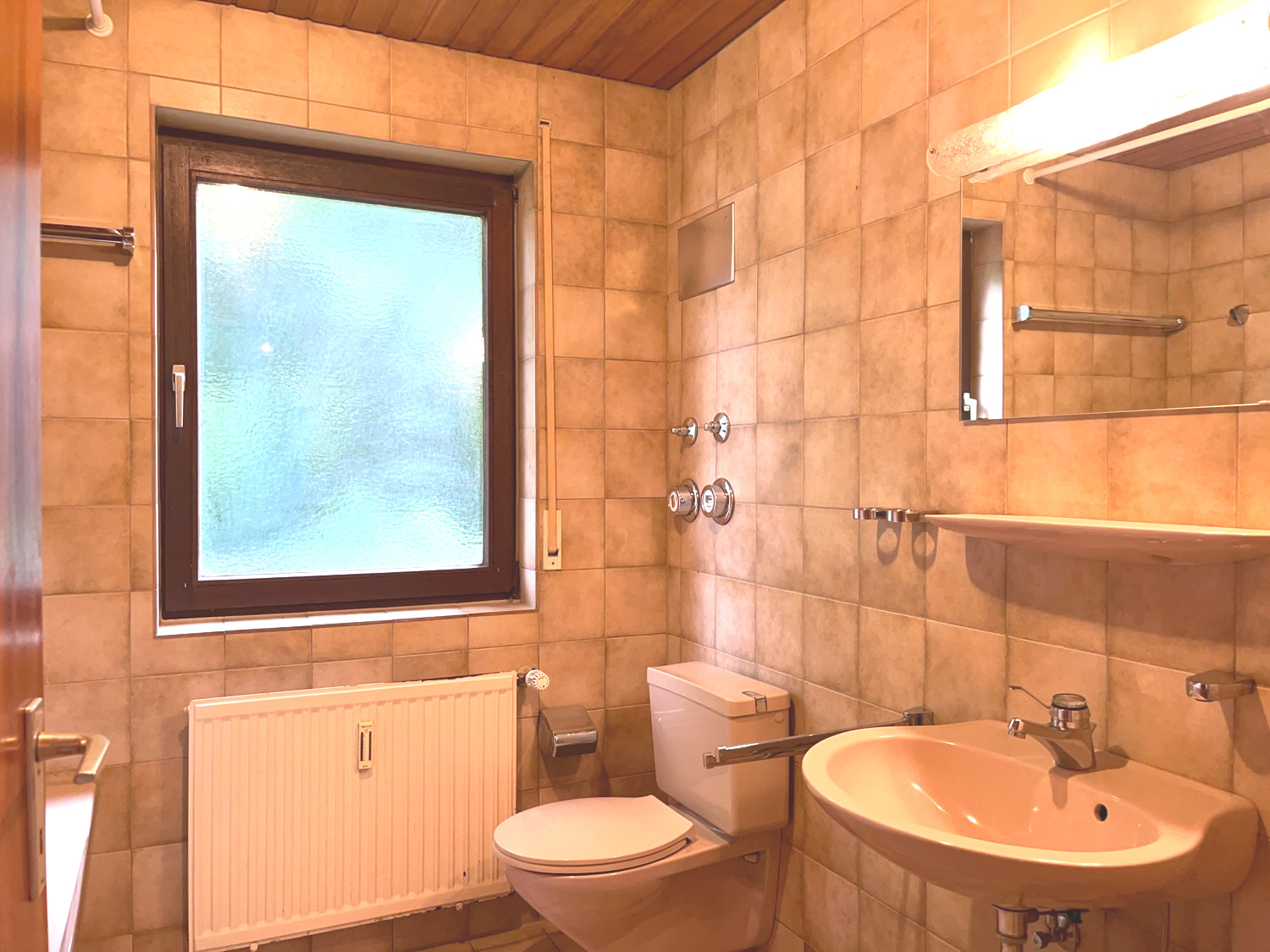 Bad mit Badewanne und Waschmaschinenanschliss