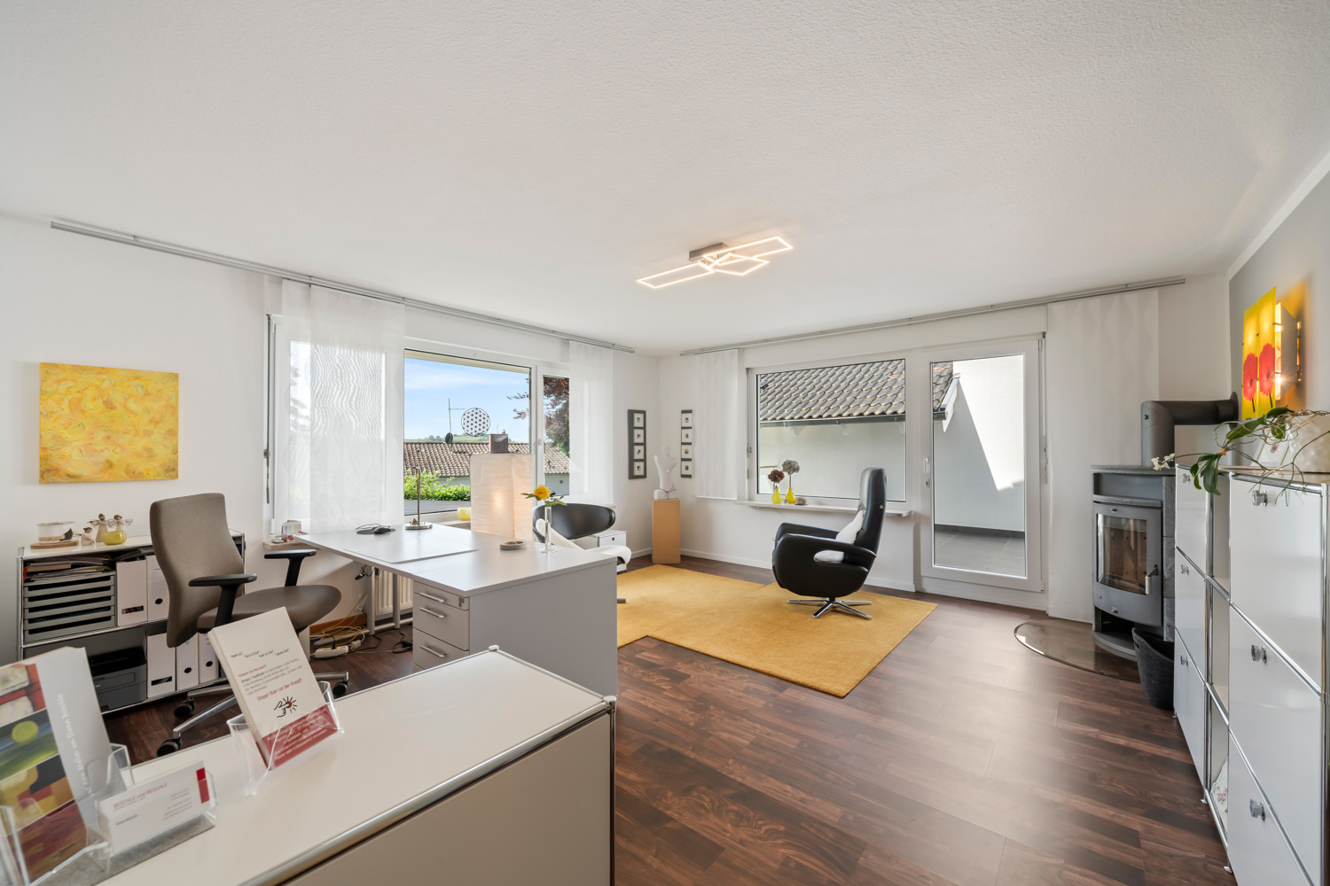 Raum mit Zugang zur Dachterrasse, die sich zwischen den Gebäuden befindet