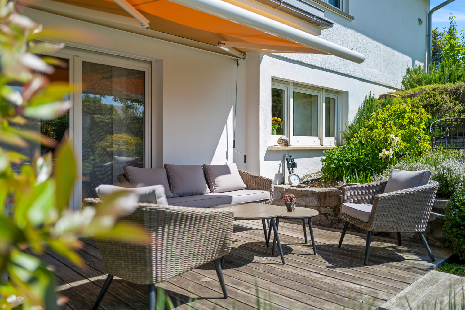 Terrasse mit Holzbeplankung in Südausrichtung