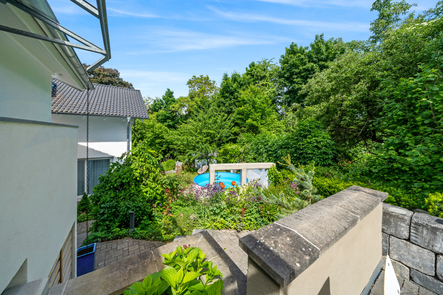 Blick vom Eingang zum Aufstellpool
