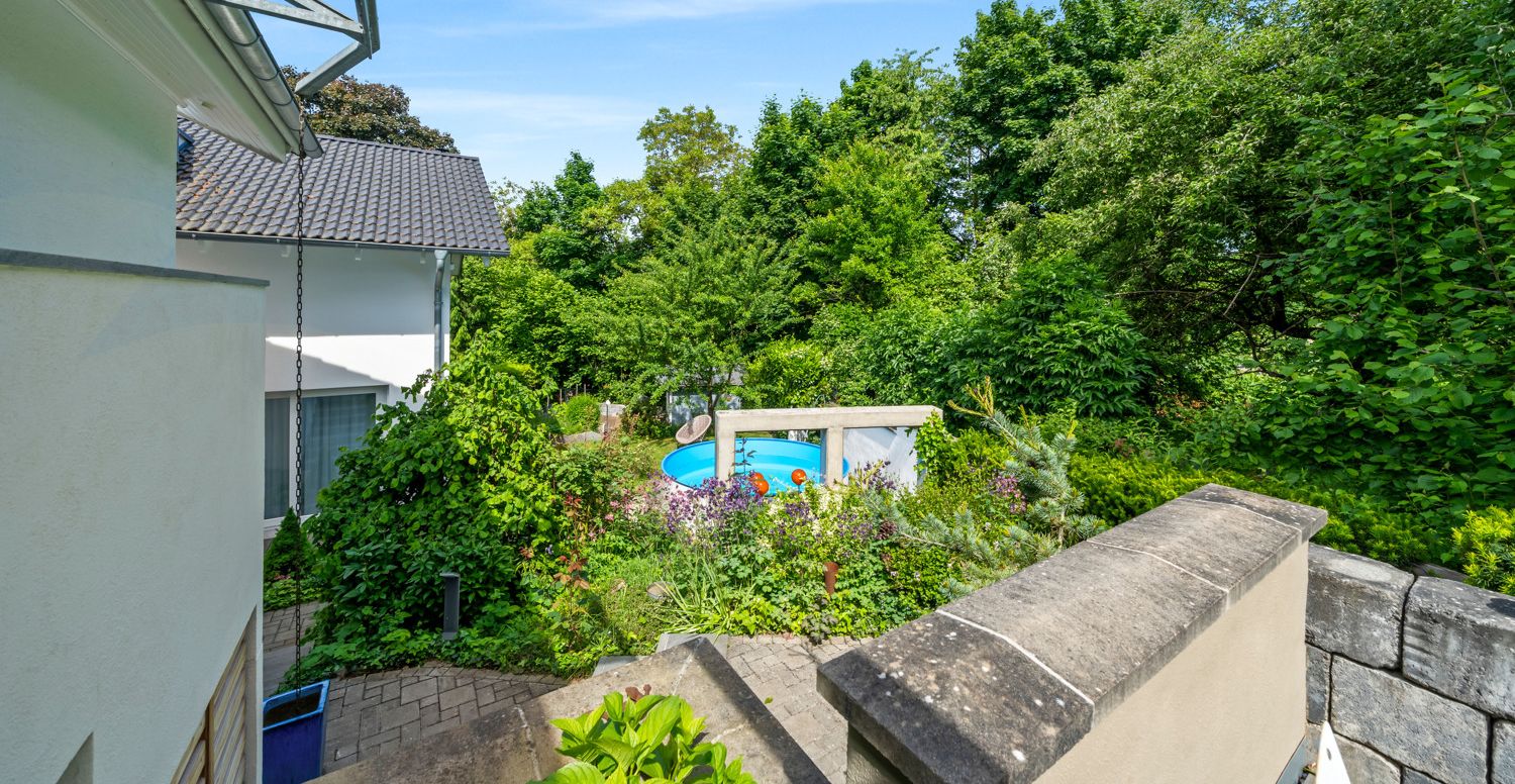 Blick vom Eingang zum Aufstellpool