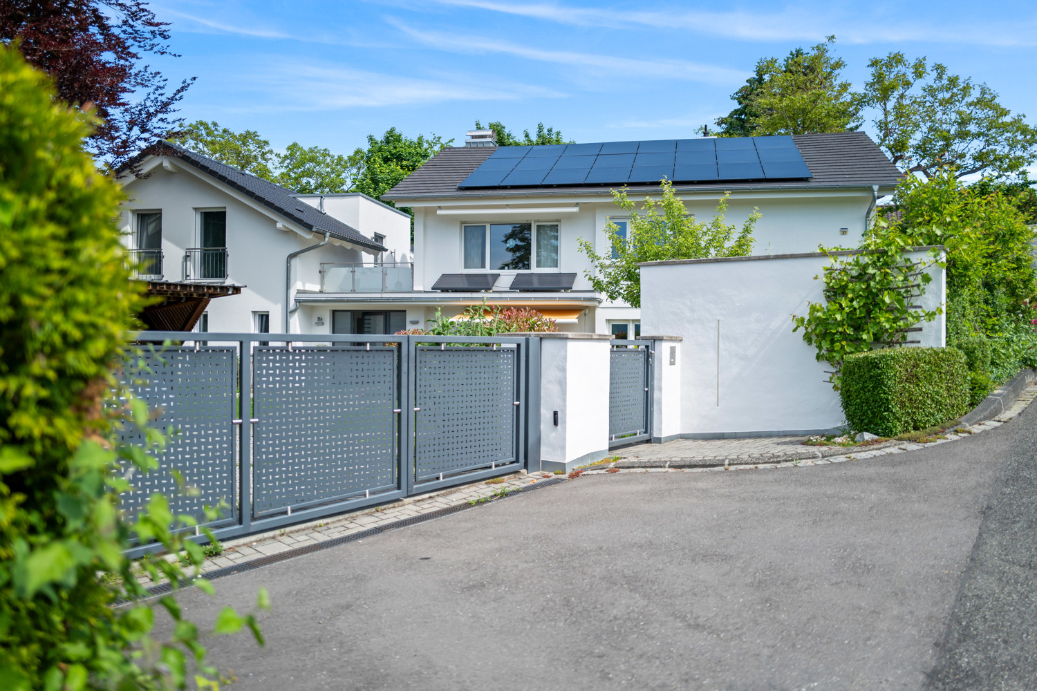 EXKLUSIV UND VARIABEL!  Wunderschönes Anwesen mit zwei Einfamilienhäusern und großem Grundstück in bester Wohnlage!