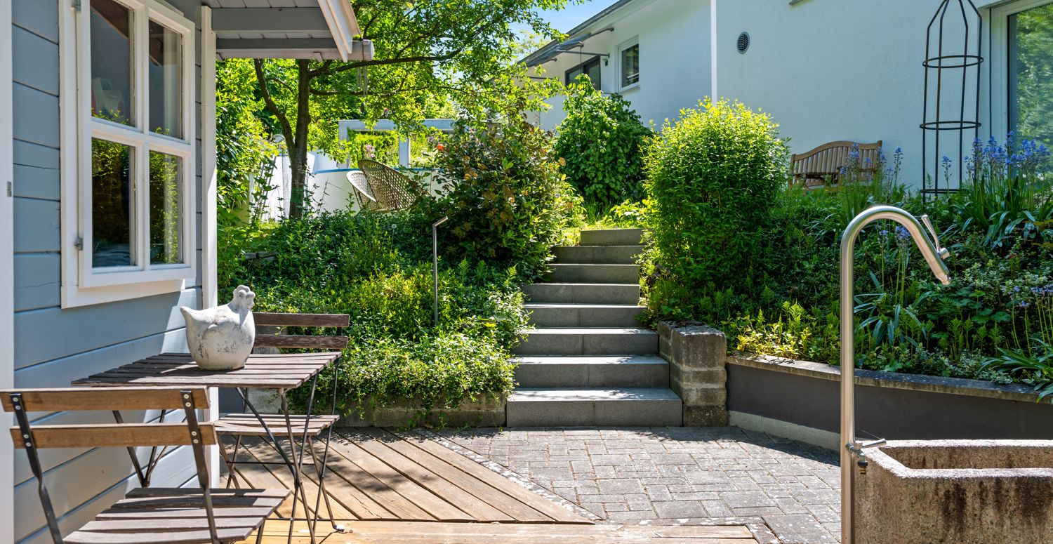 Die Außenanlage ist terrassenförmig angelegt mit verschiedenen Wegen und Sitzplätzen