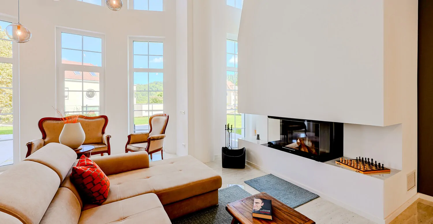 Großer Salon mit Kamin