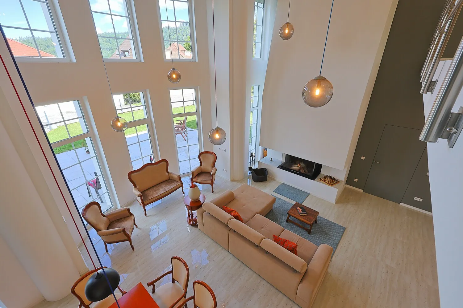 Großer Salon mit Kamin