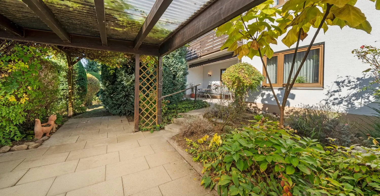 Überdachte Pergola nahe der Terrasse