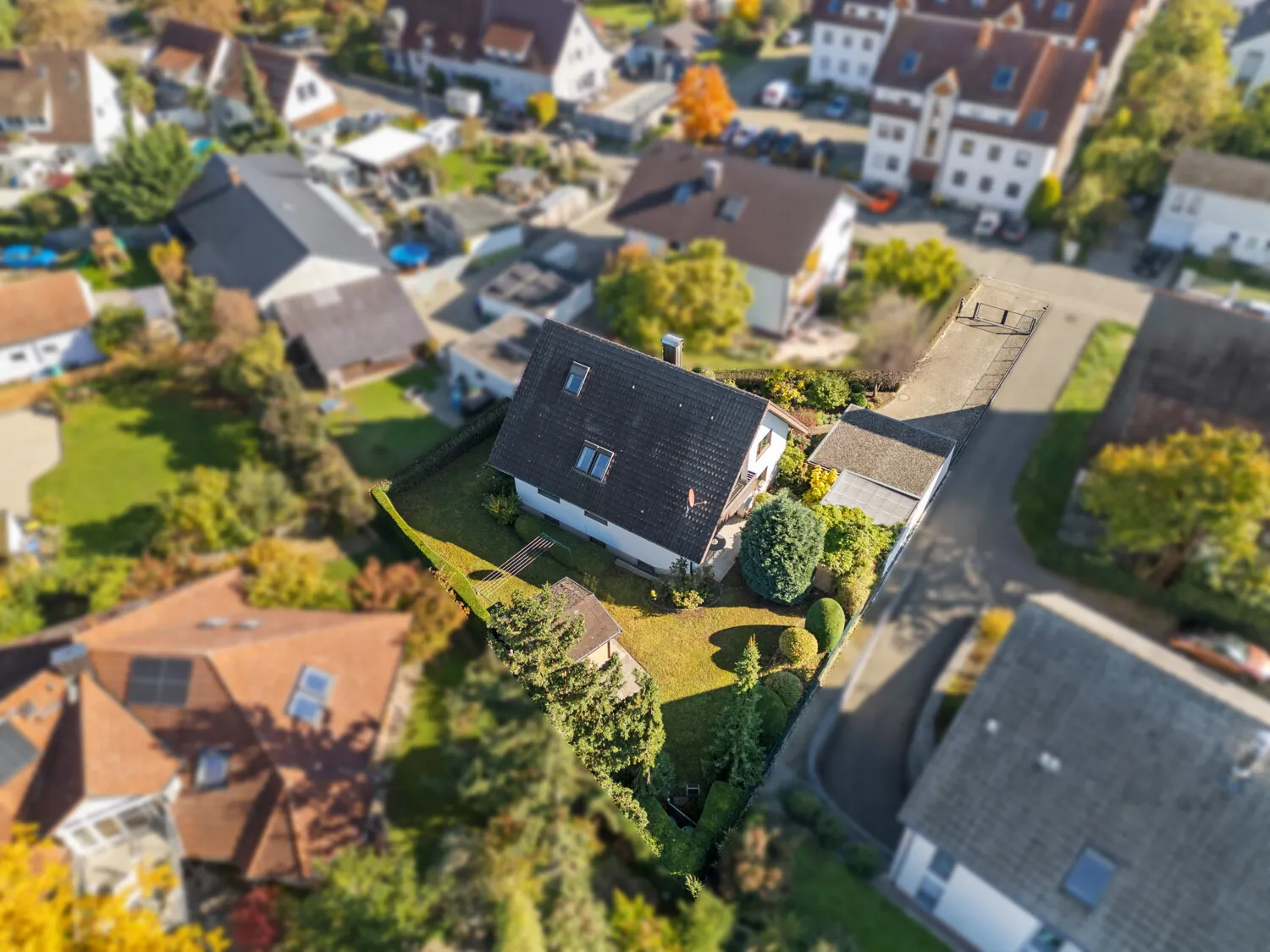 Casa unifamiliar con muy buena distribución en zona residencial tranquila y céntrica en la zona alta del pueblo, con amplio terreno.