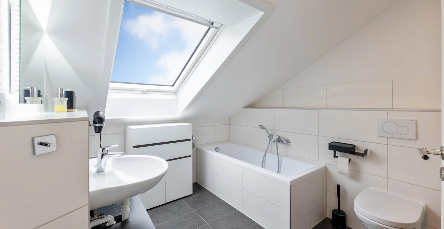 Bad mit Tageslicht Badewann und begehbarer Dusche