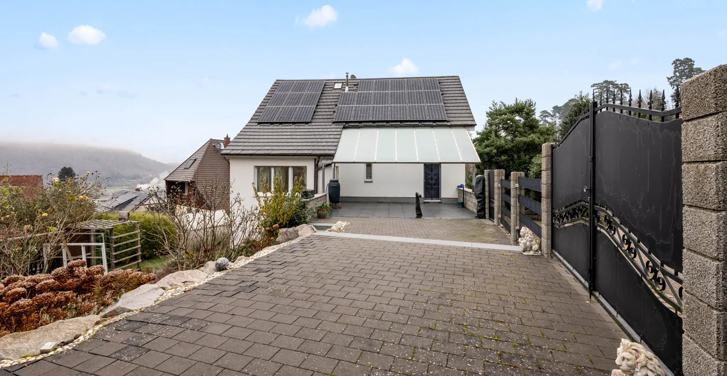 Blick vom Hof zum Haus mit Terrasse