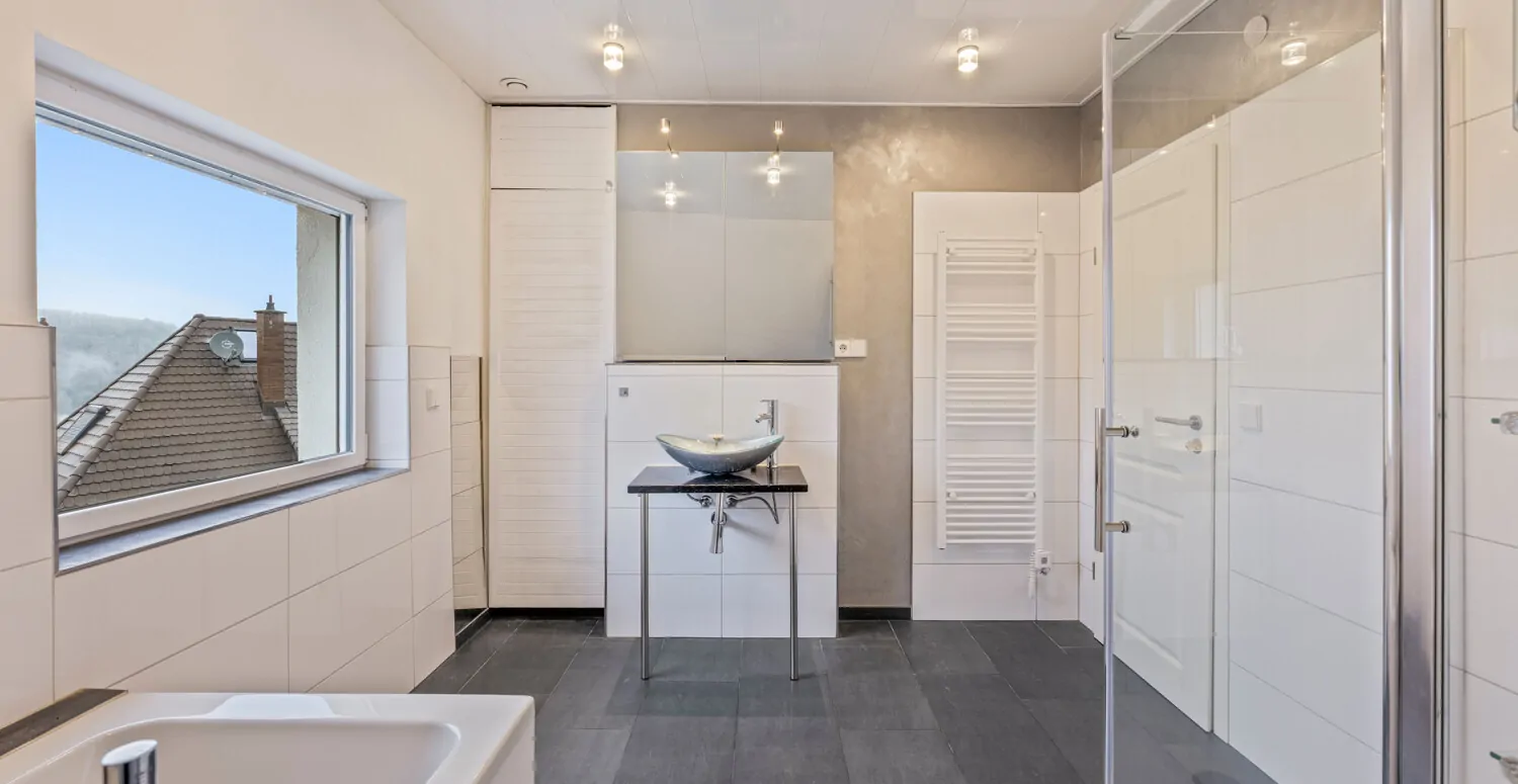 Bad im DG mit Badewanne und Dusche