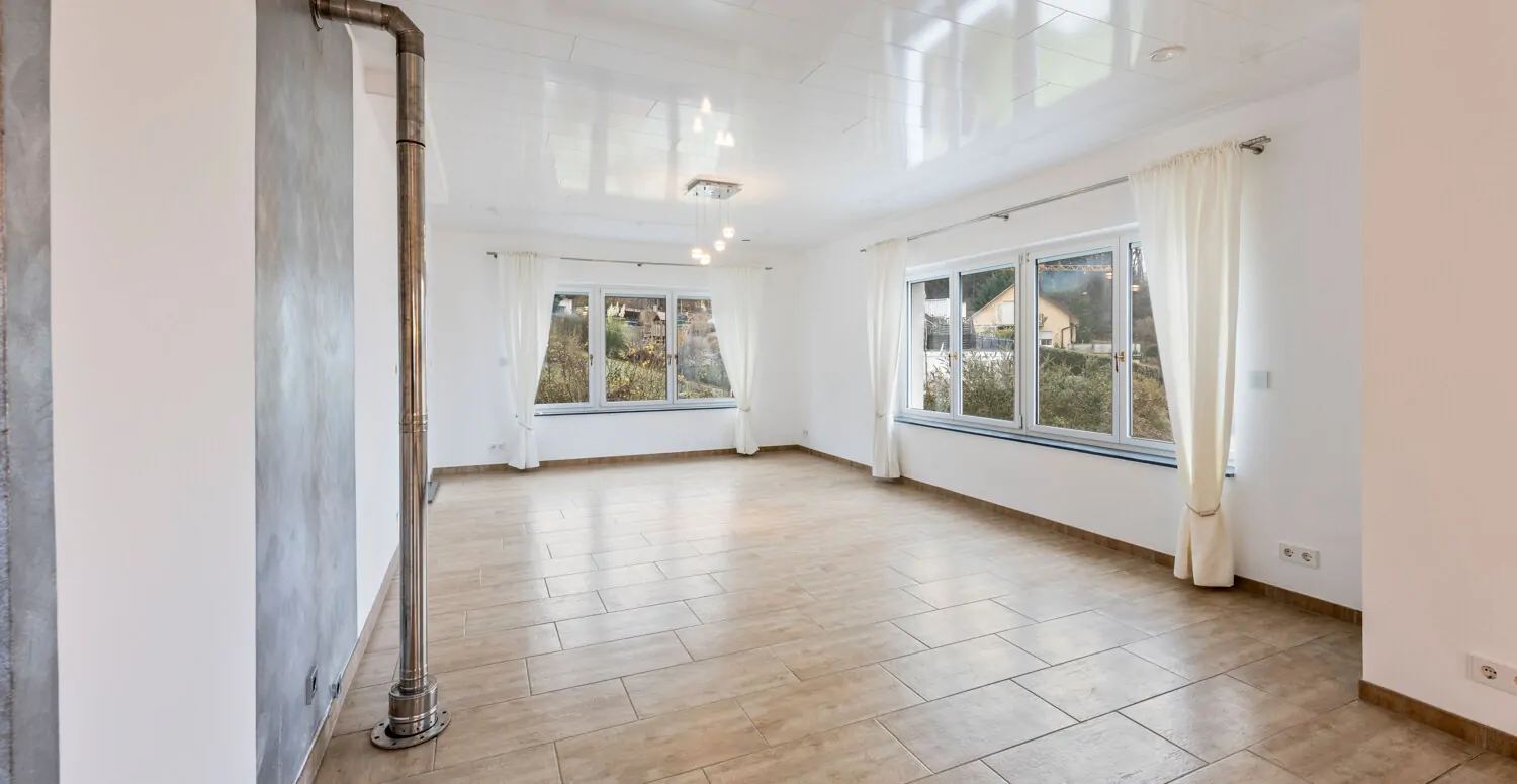 Großzügiges Wohnzimmer im EG