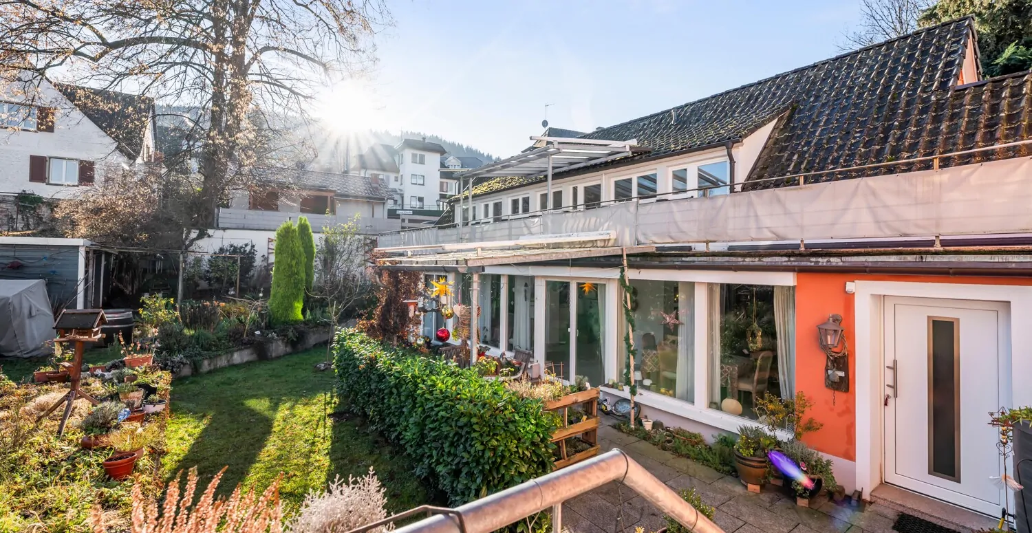 Blick in den Garten und zur Nachbarswohnung