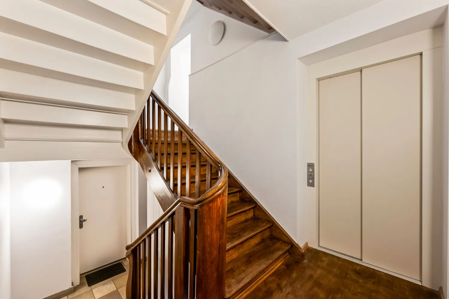 Treppenhaus mit Aufzug