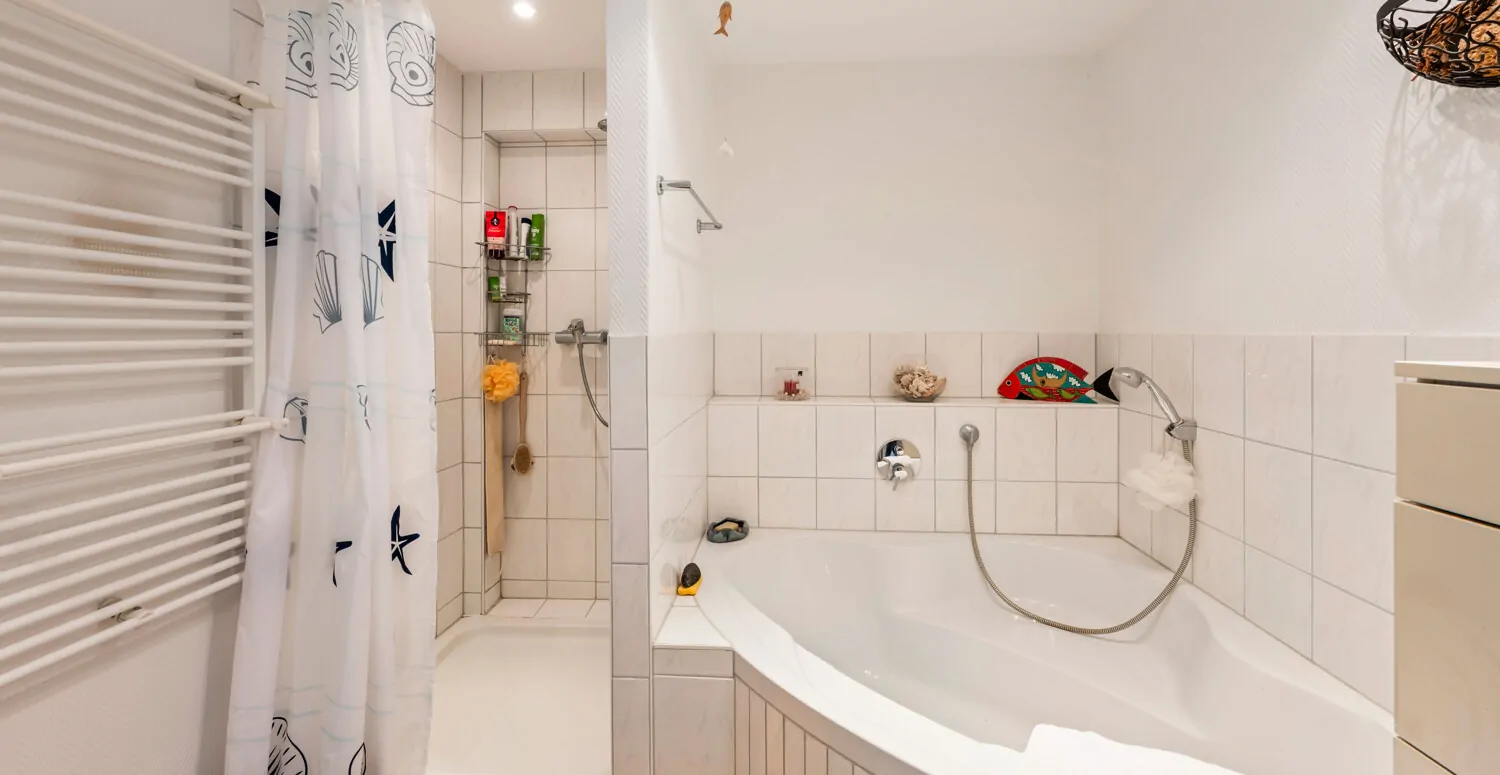 Tageslichtbad mit Badewanne und Dusche