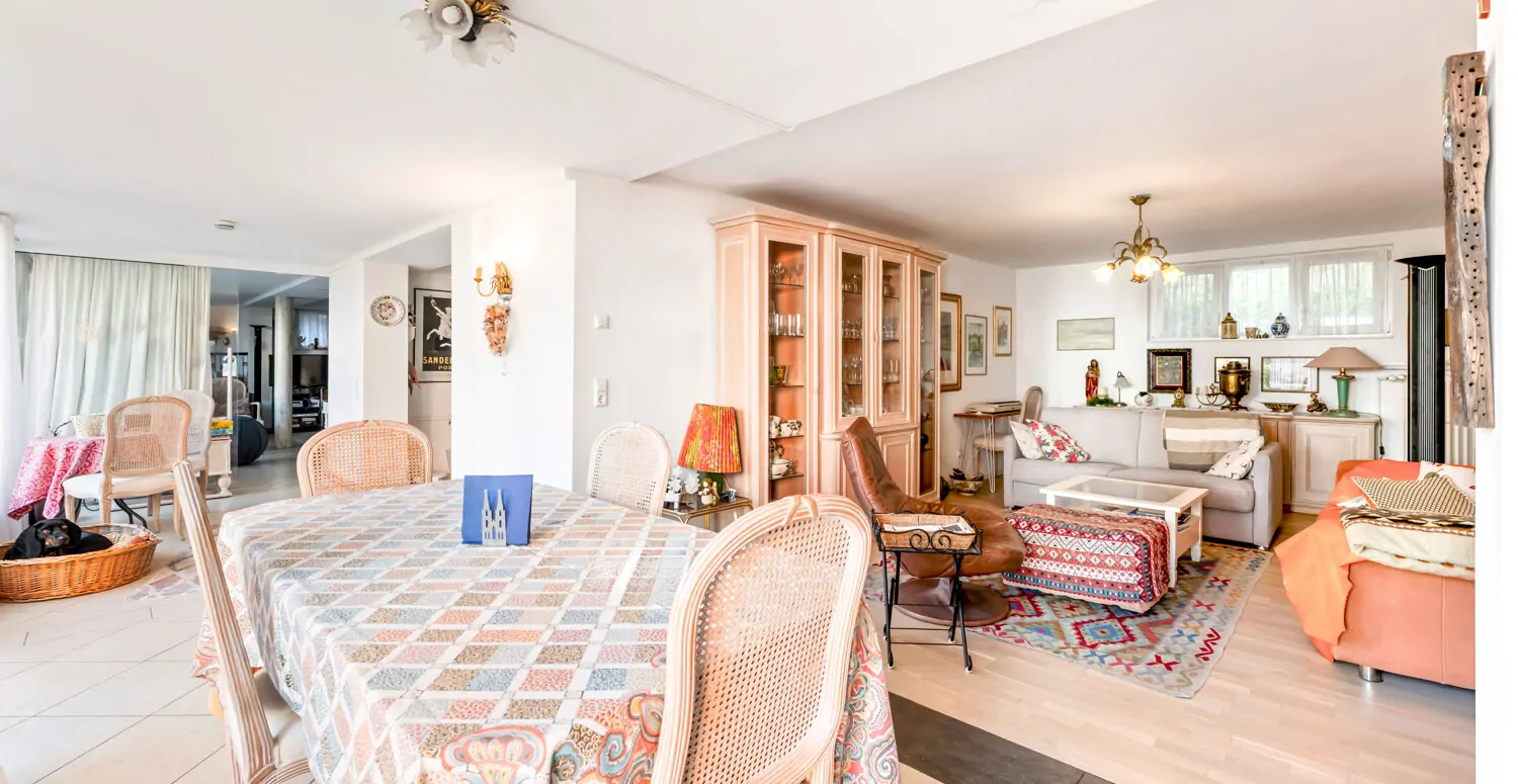 Essbereich mit Blick ins Wohnzimmer