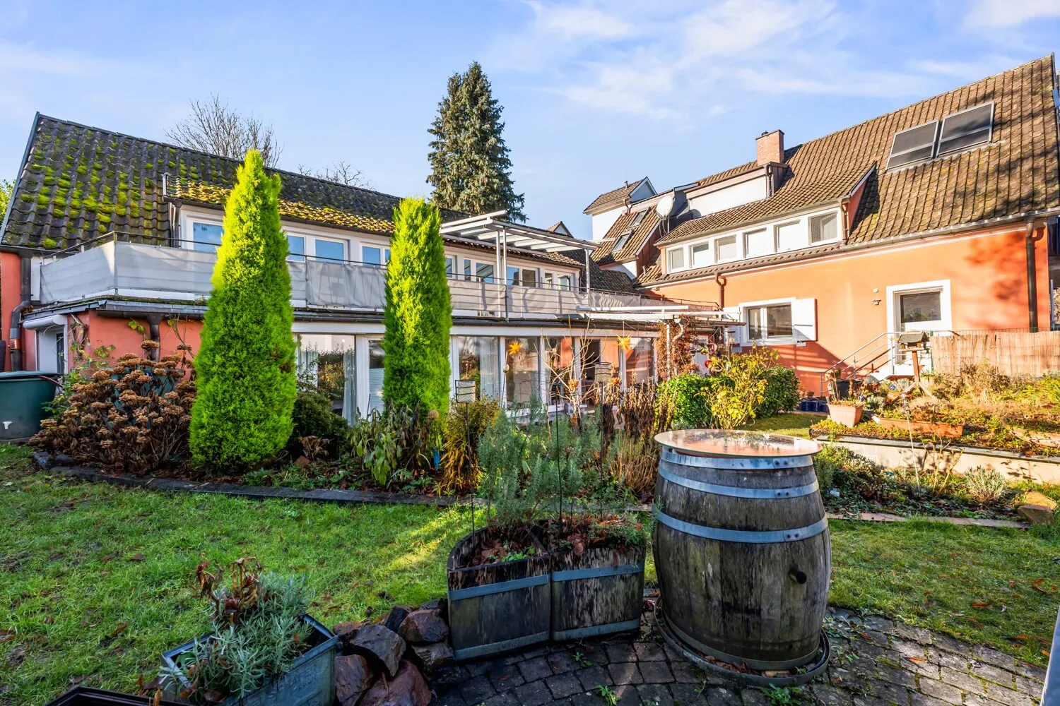 Blick vom Gartengrundstück zur Terrasse