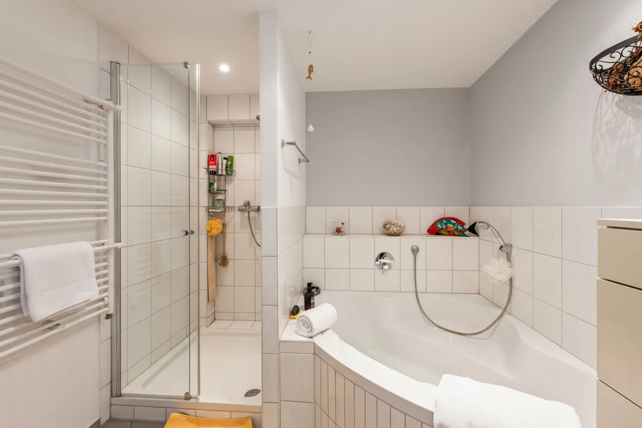 Tageslichtbad mit Badewanne und Dusche