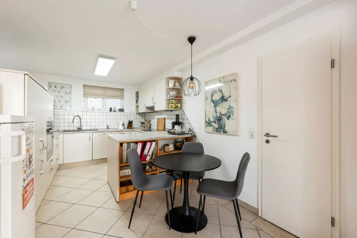 Einbauküche mit kleinem Esstisch / Vorratsraum