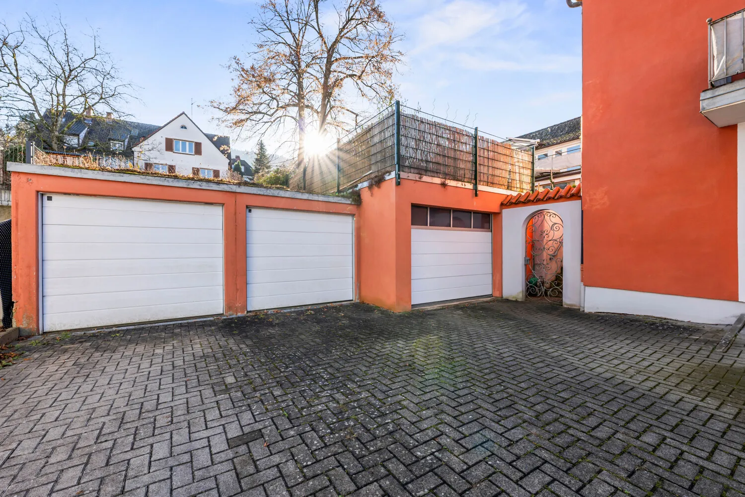 Einzelgarage (Mitte) mit elektrischen Sektionaltor