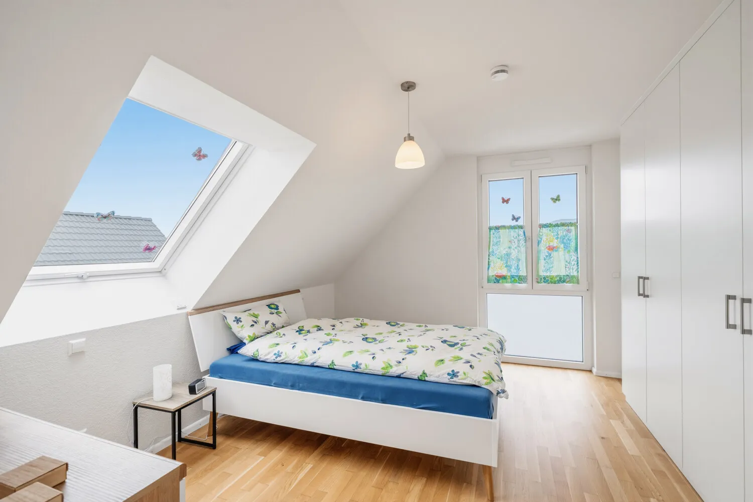 Schlafzimmer im DG 1 mit neuem Einbauschrank
