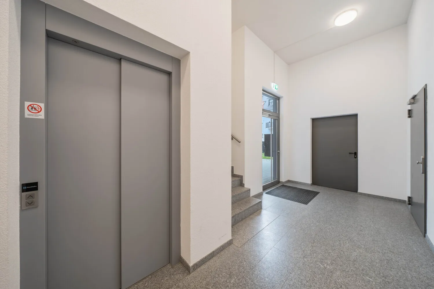 Treppenhaus Nr. 1b mit Aufzug
