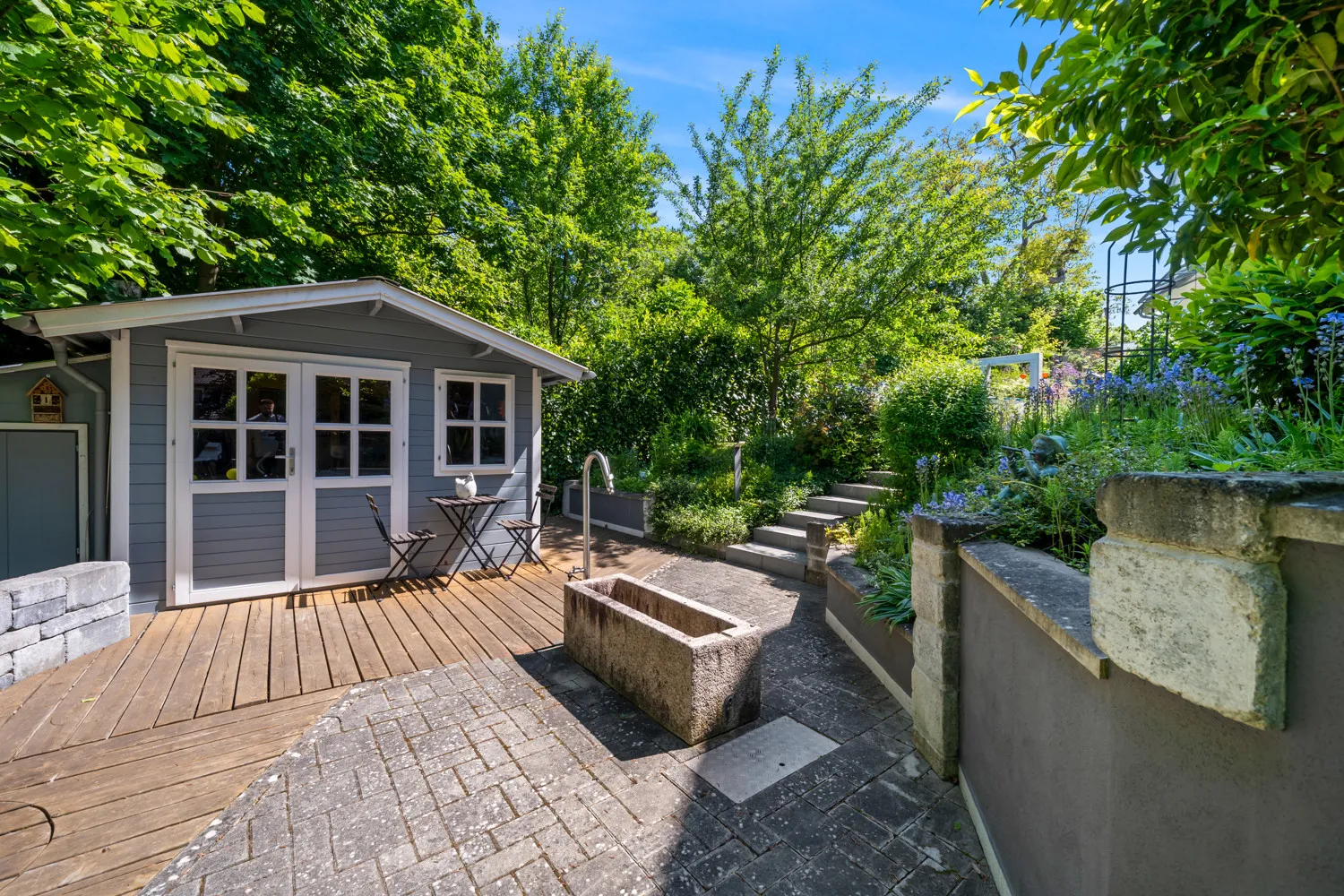 ... mit schönem Gartenhaus