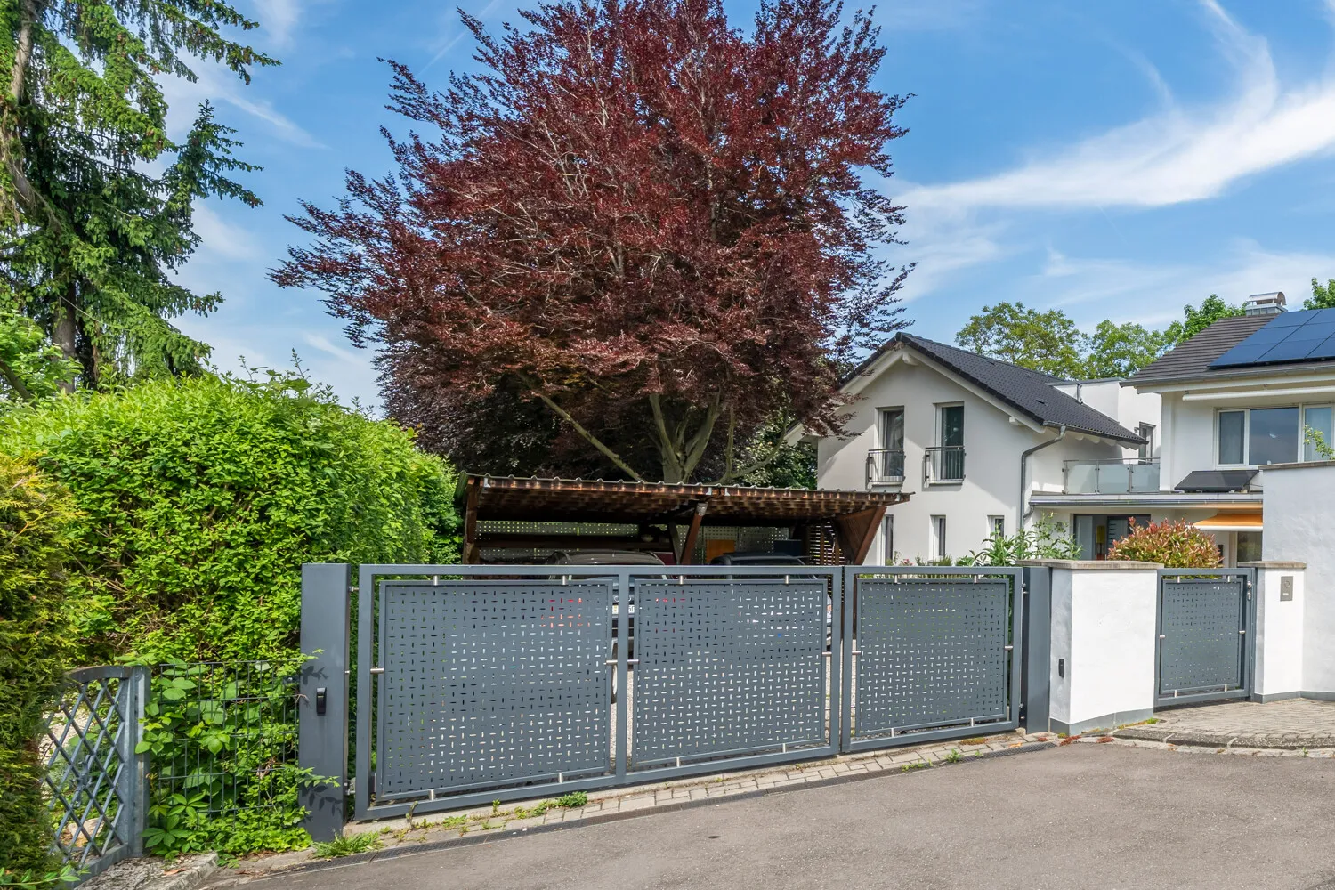 Anwesen von der Straße aus mit Hoftor